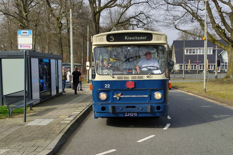 Rondrit met museumbussen door Arnhem